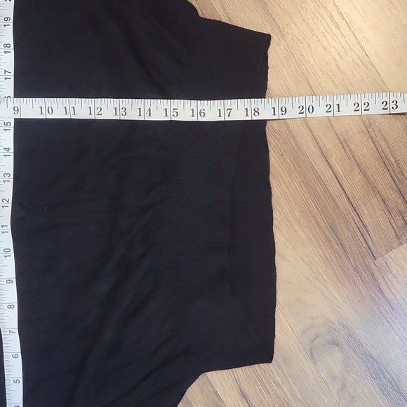 EXPRESS x OLIVIA CULPO Collab Black V-neck Ribbed Lightweight Sweater - Picture 10 of 13